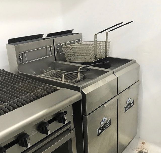 Limpieza de freidora industrial en cocina de hostelería en Madrid